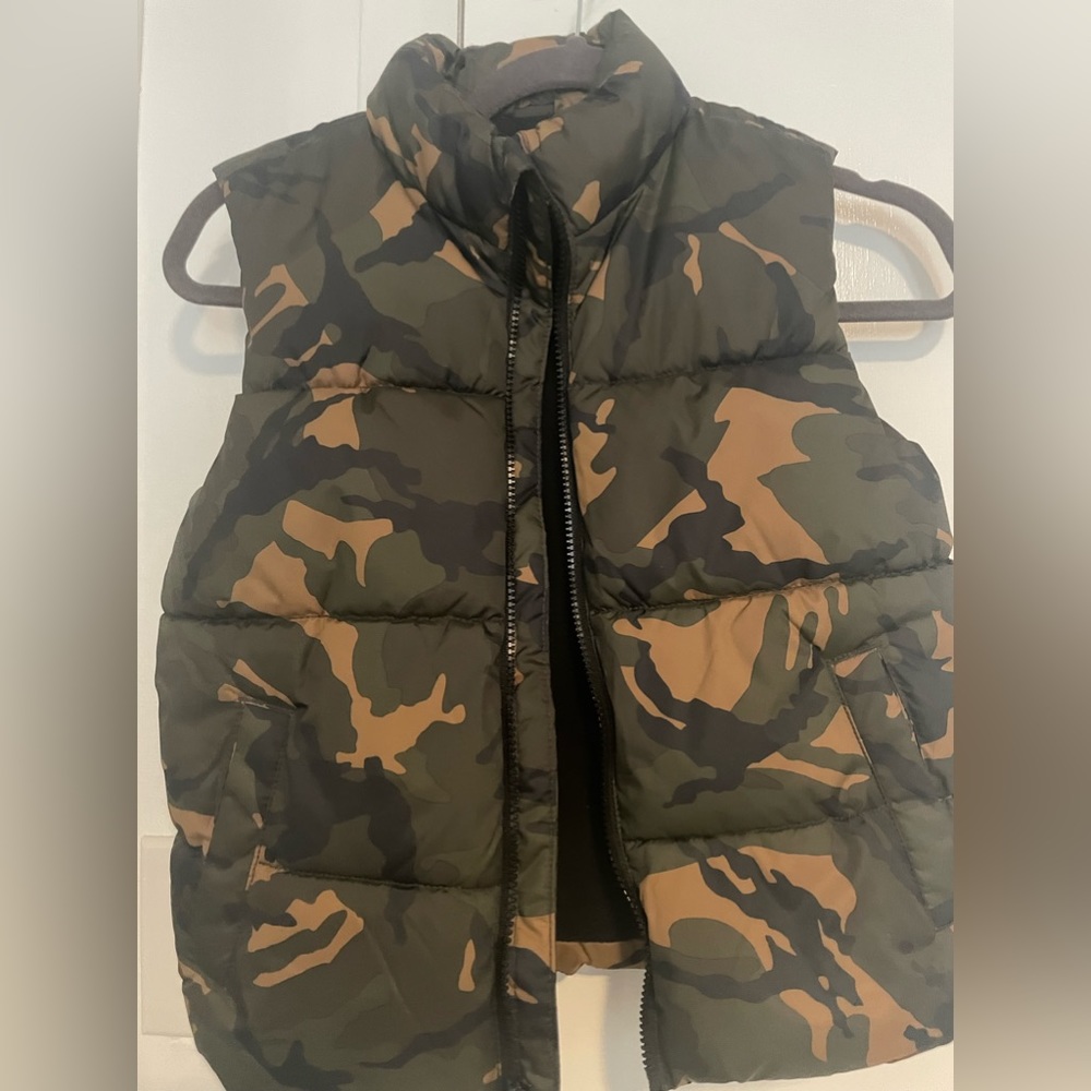 Old navy boys size 8, puffer vest, camouflage, new without tags
